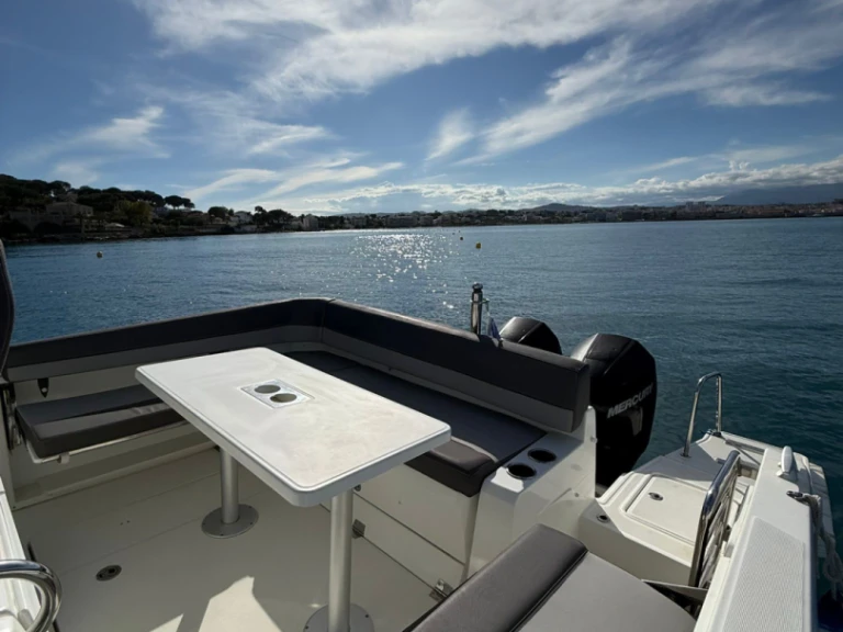 Bateau à moteur à louer à Antibes au meilleur prix