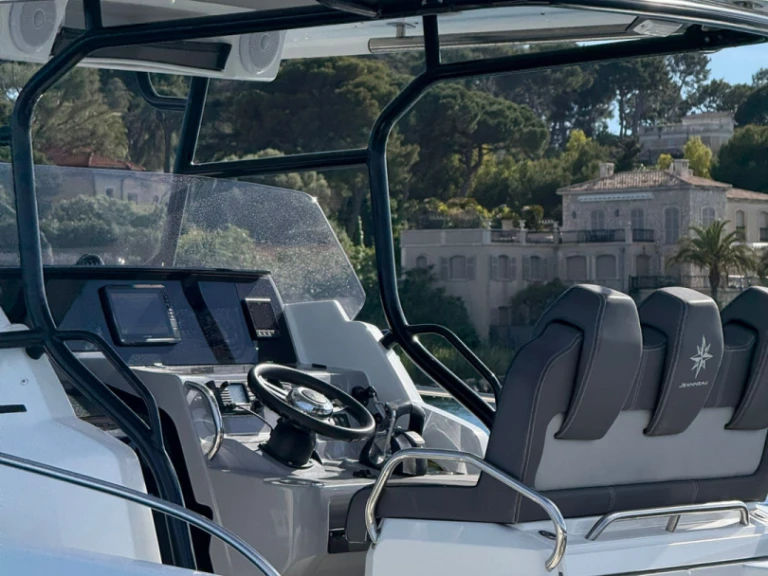 Location à Antibes - Jeanneau Cap Camarat 9.0 CC sur SamBoat