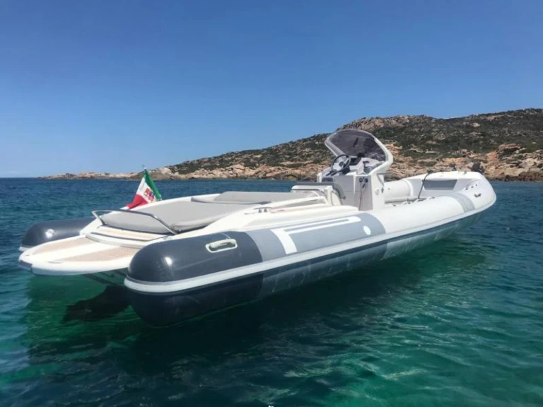 Louer Semi-rigide avec ou sans skipper Pirelli à Porto Turistico Palau