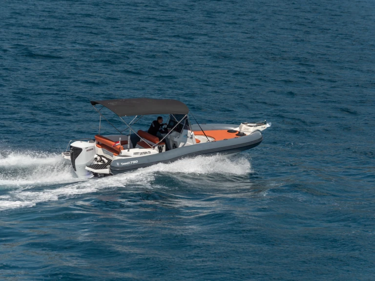 Location Semi-rigide Marlin Boat avec permis