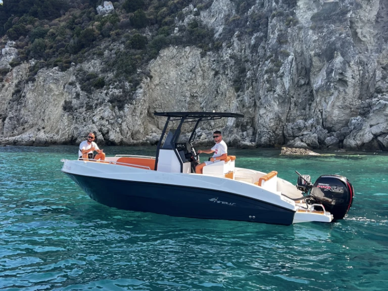 Location Bateau à moteur Nireus avec permis