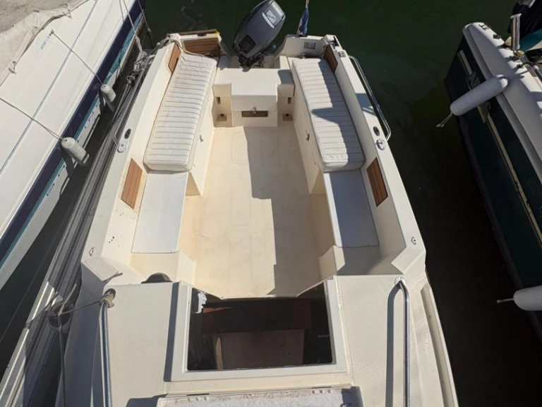 Louer Bateau à moteur avec ou sans skipper Jeanneau à France