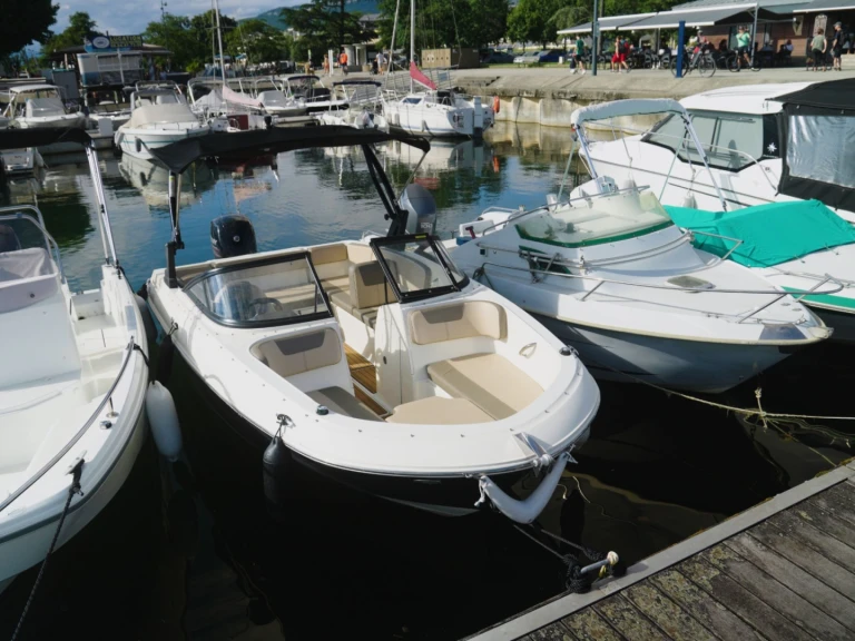 Louez un Bayliner BAYLINER VR4 à Aix-les-Bains