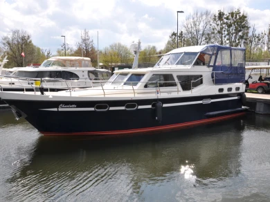Hire Canal boat Pedro with a boat licence