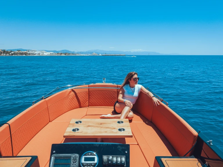 Bateau à moteur à louer à Puerto Marina Benalmadena au meilleur prix