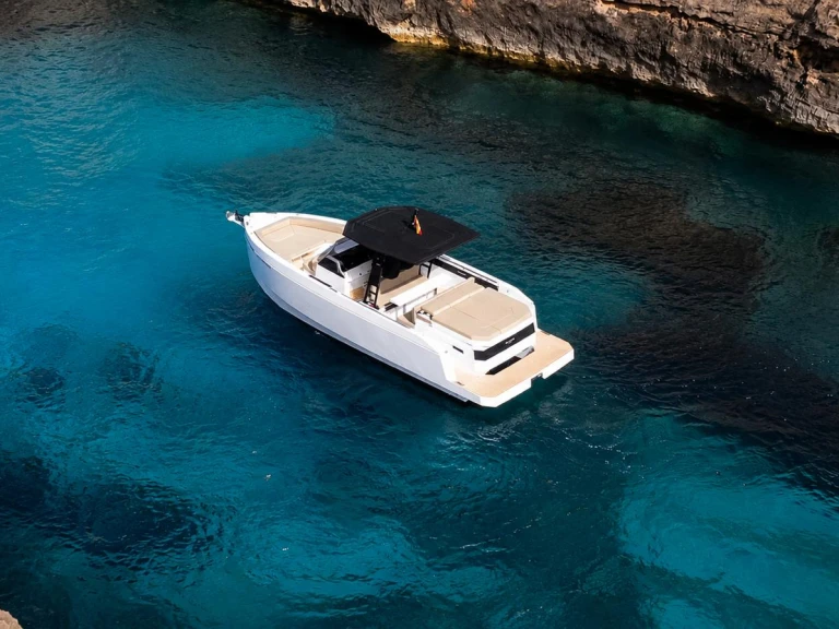 Bateau à moteur à louer à Port Mahon au meilleur prix
