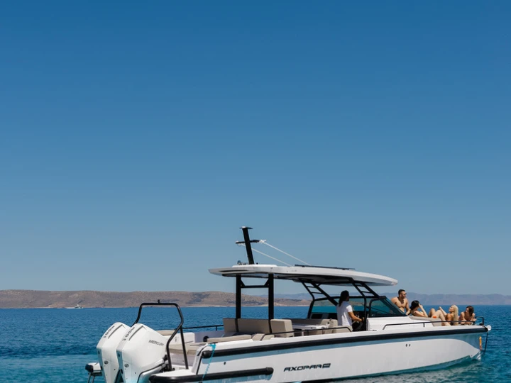 Bateau à moteur à louer à Athènes au meilleur prix