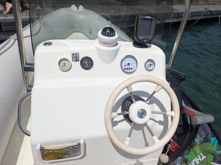 Louer Semi-rigide avec ou sans skipper Bombard à Annecy