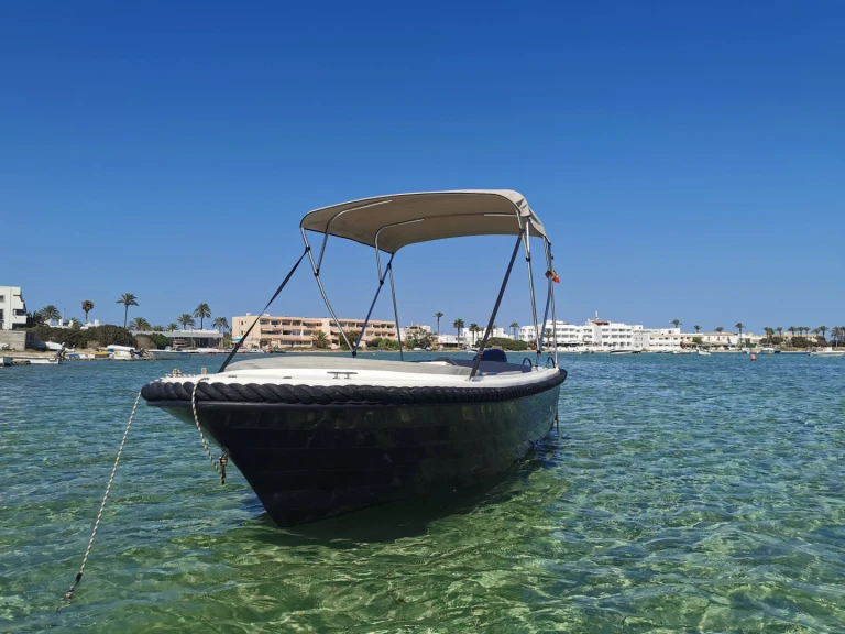 Bateau à moteur à louer à La Savina au meilleur prix