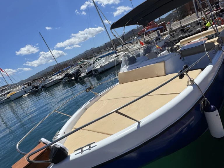 Bateau à moteur à louer à San Antonio Port au meilleur prix