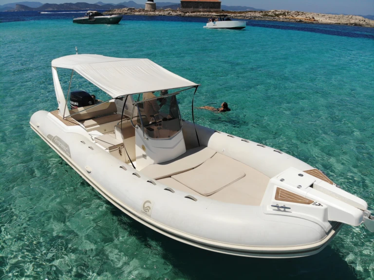 Bateau à moteur à louer à Portocolom au meilleur prix