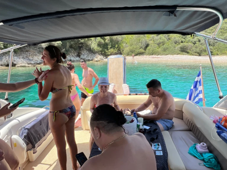 Location Bateau à moteur à Nidri - Sunseeker Portofino 400