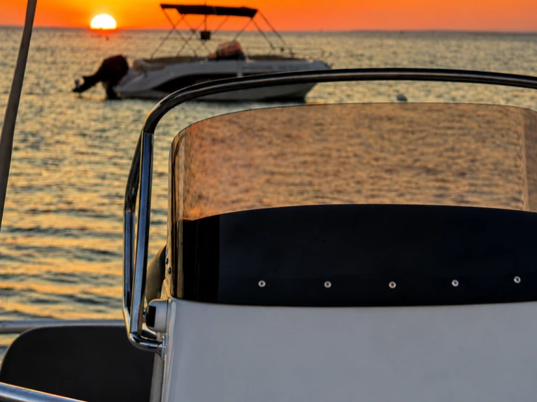 Bateau à moteur à louer à Porto Cesareo au meilleur prix