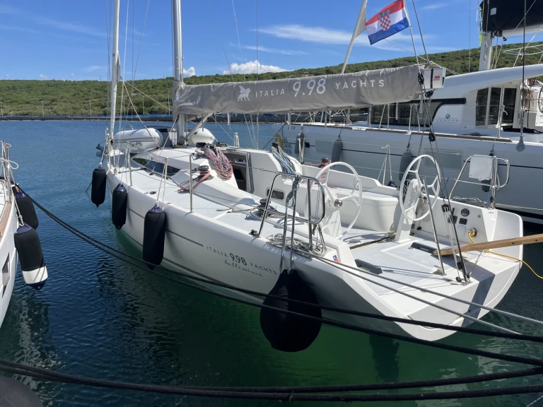 Italia Yachts Italia 9.98 a louer à Punat