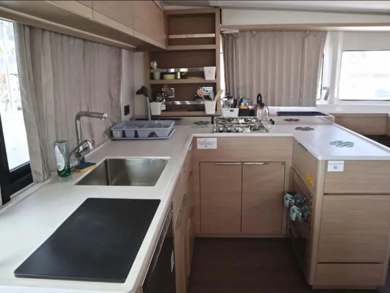 Louer Catamaran avec ou sans skipper Lagoon à Álimos