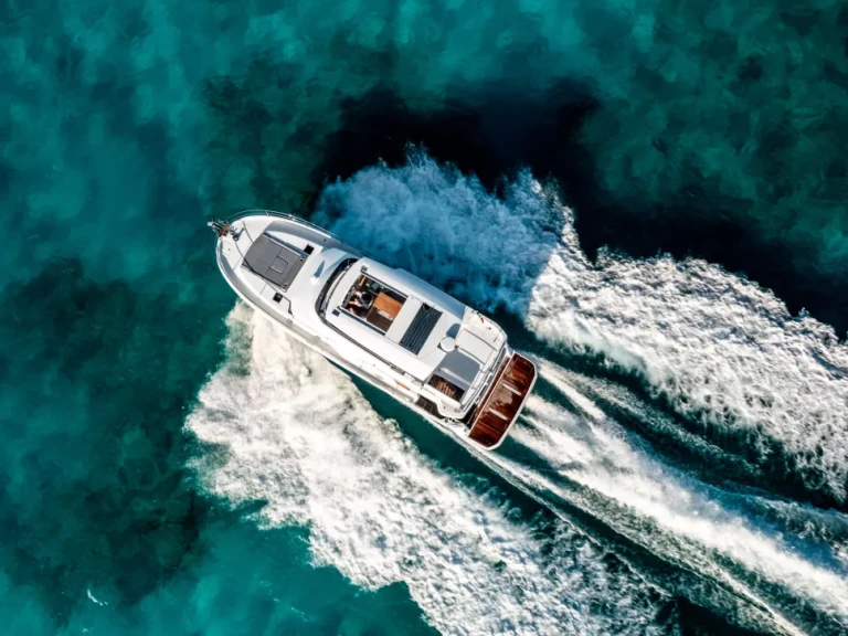 Louer Bateau à moteur avec ou sans skipper Bénéteau à Capri