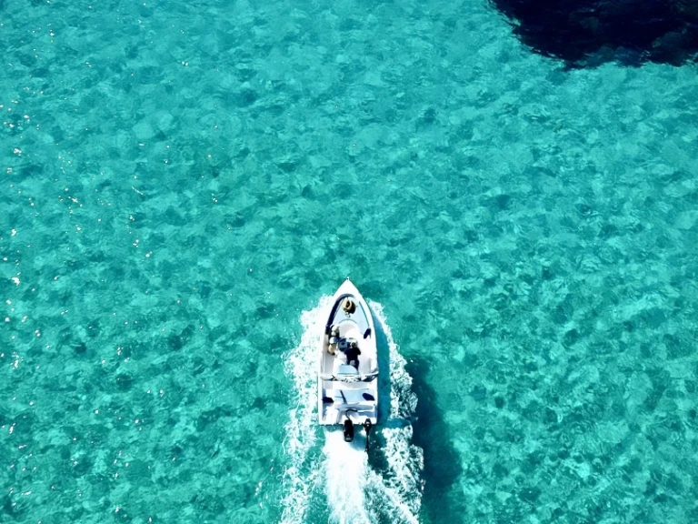 Bateau à moteur à louer à Agios Nikolaos au meilleur prix