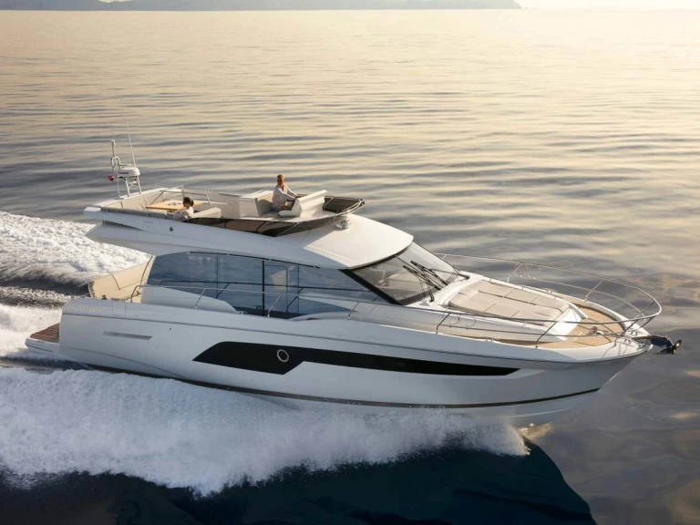 Louer Bateau à moteur avec ou sans skipper Prestige à Port-Haliguen