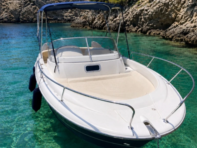 Louer Bateau à moteur avec ou sans skipper Jeanneau à Les Issambres