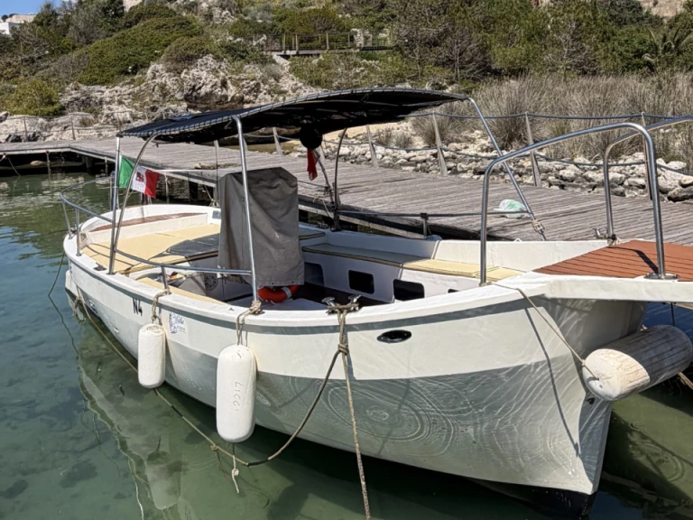 Bateau à moteur à louer à Santa Maria di Leuca au meilleur prix