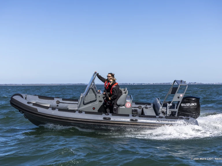 Louer Semi-rigide avec ou sans skipper Highfield à La Trinité-sur-Mer