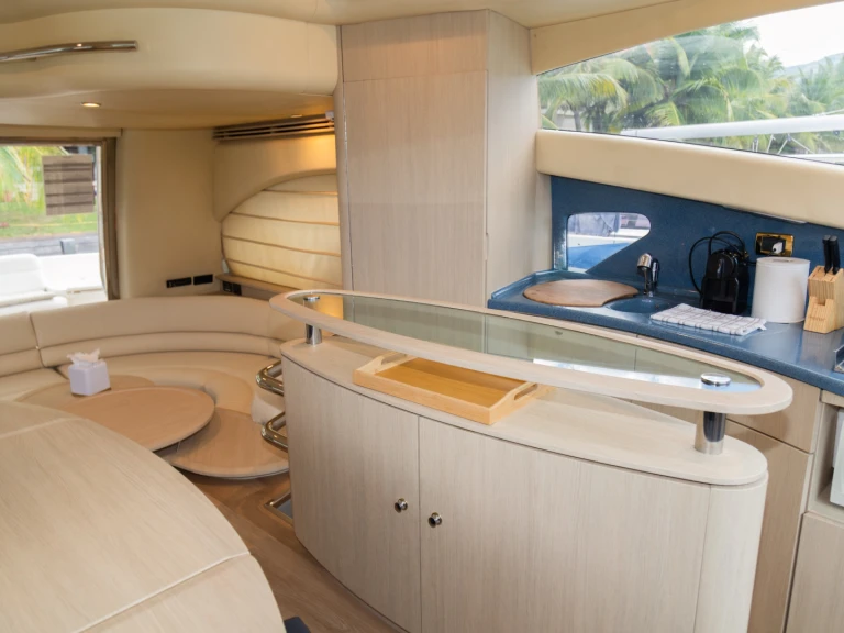 Louer Bateau à moteur avec ou sans skipper Azimut à Mahé