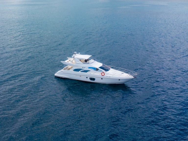 Louer Bateau à moteur avec ou sans skipper Azimut à Mahé
