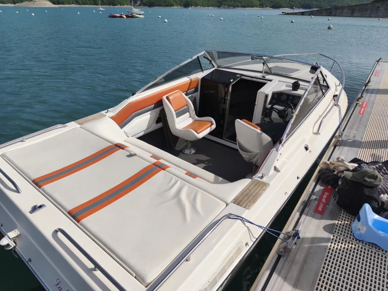 Location bateau Chorges pas cher Cuddy cabine 