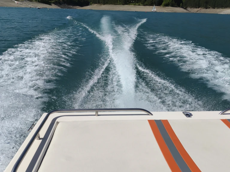 Location bateau Monterey Cuddy cabine  à Chorges sur Samboat