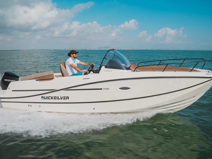 Location bateau Split pas cher Activ 755 Sundeck