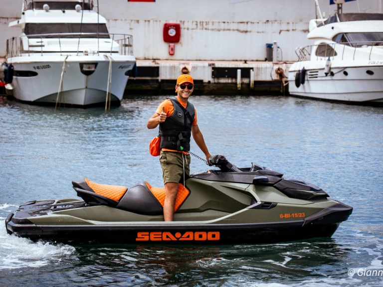Location bateau Bombardier GTX PRO 130 à Puerto Deportivo de Marbella sur Samboat