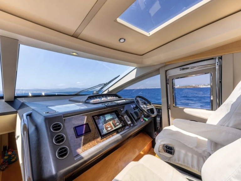 Location bateau Saint-Tropez pas cher Princess V70
