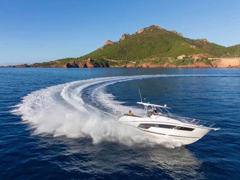 Location Bateau à moteur à Tivat - Jeanneau Cap Camarat 10.5 WA