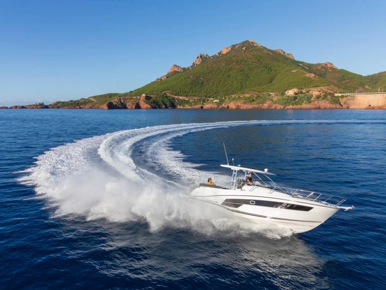 Location bateau Jeanneau Cap Camarat 10.5 WA à Tivat sur Samboat