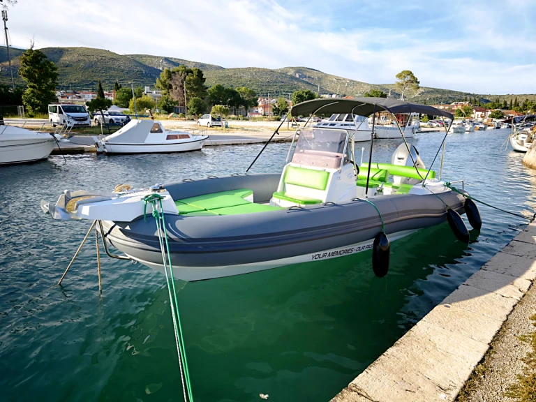 Location Semi-rigide Marlin Boat avec permis