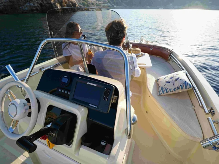 Louer Bateau à moteur avec ou sans skipper Invictus  à Marina de Palamós