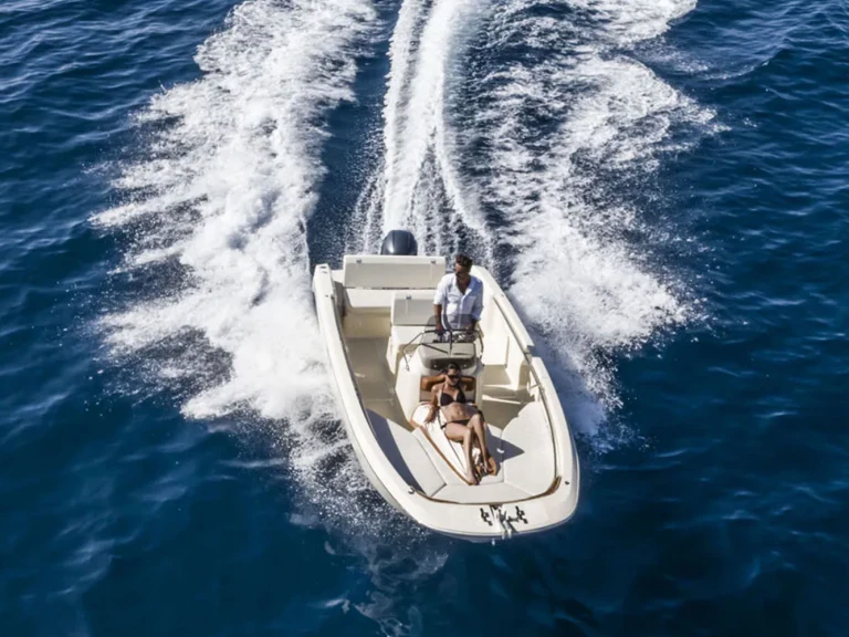 Location Bateau à moteur Invictus  avec permis