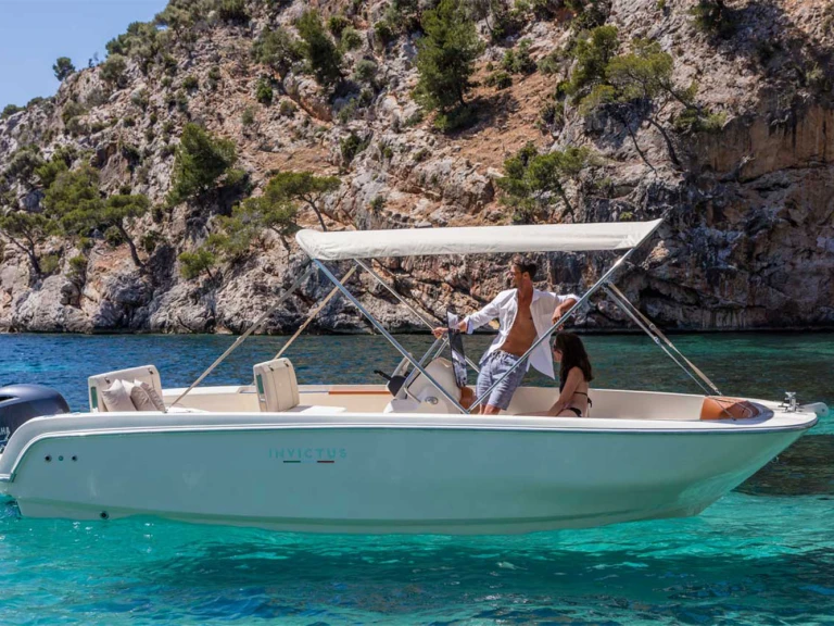 Bateau à moteur à louer à Marina de Palamós au meilleur prix