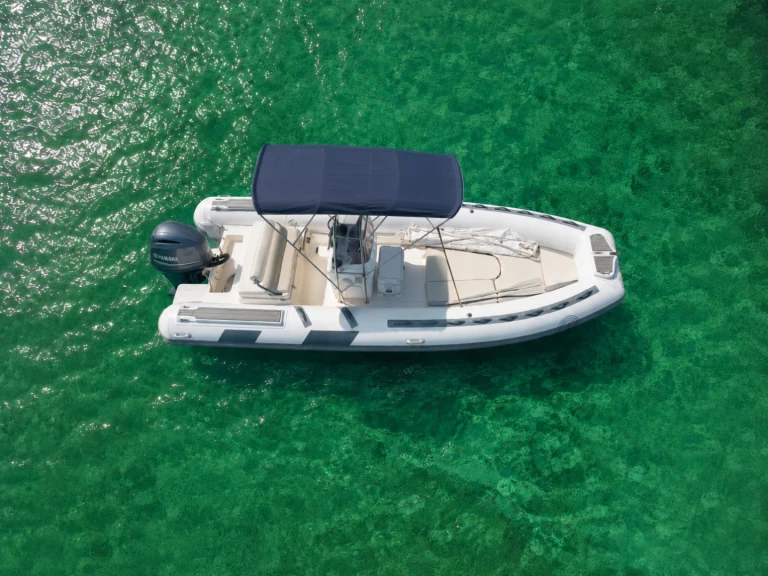 Bateau à moteur à louer à Can Picafort au meilleur prix