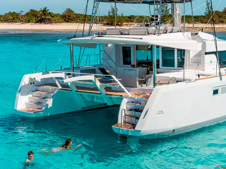 Catamaran à louer à Lávrio au meilleur prix