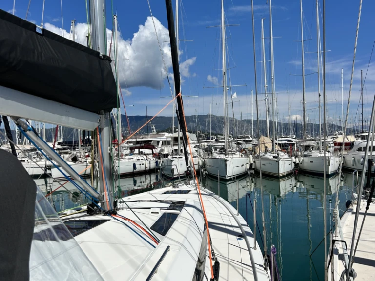 Louer Voilier avec ou sans skipper Bénéteau à Gouviá