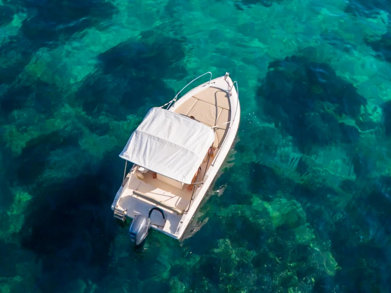 Louer Bateau à moteur avec ou sans skipper Capelli à Port de Bormes-les-Mimosas