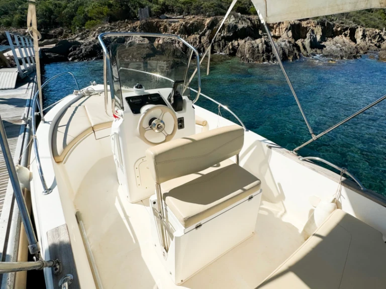 Bateau à moteur à louer à Port de Bormes-les-Mimosas au meilleur prix