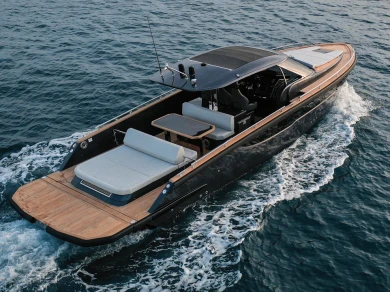 Hire Luxury Yacht Focus with a boat licence