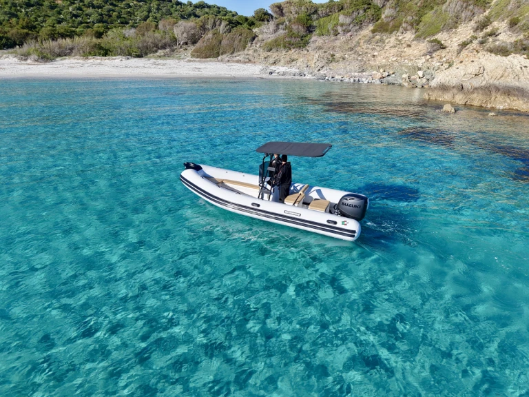 Louer Semi-rigide avec ou sans skipper Novamarine à Villasimius