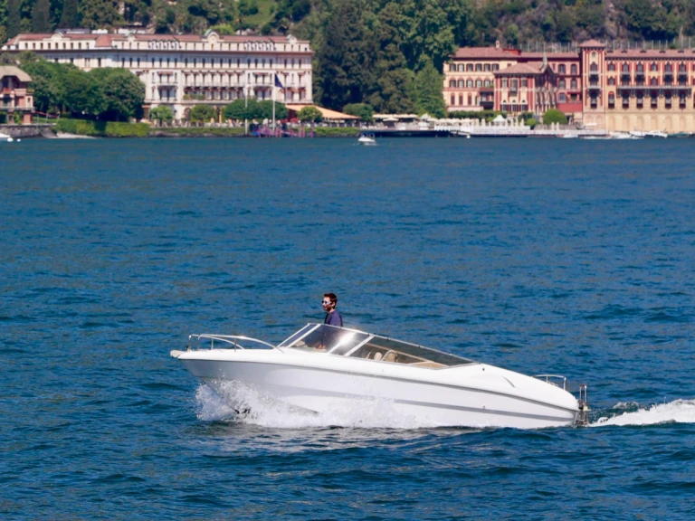 Bateau à moteur à louer à Côme (Ville) au meilleur prix