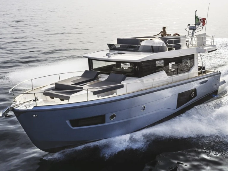 Louer Bateau à moteur avec ou sans skipper Cranchi à Cannigione