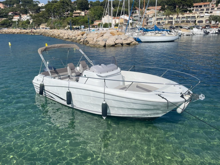 Location bateau Jeanneau Cap Camarat 7.5 CC à La Madrague sur Samboat
