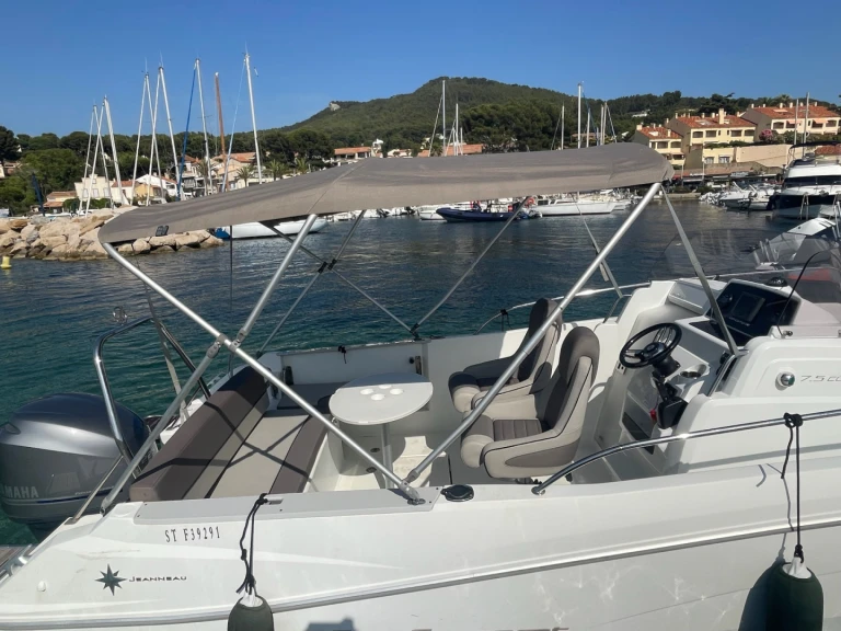 Location Bateau à moteur Jeanneau avec permis