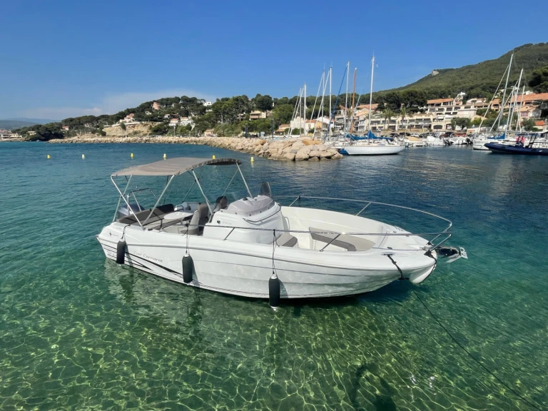 Jeanneau Cap Camarat 7.5 CC a louer à La Madrague